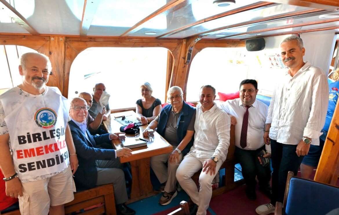 Fethiye’de Emekliler Mavi Tekne Yolculuğuyla Uğurlandı 2